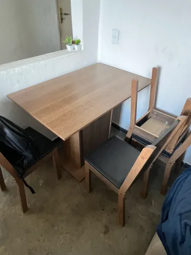 Mesa de jantar com 4 cadeiras
