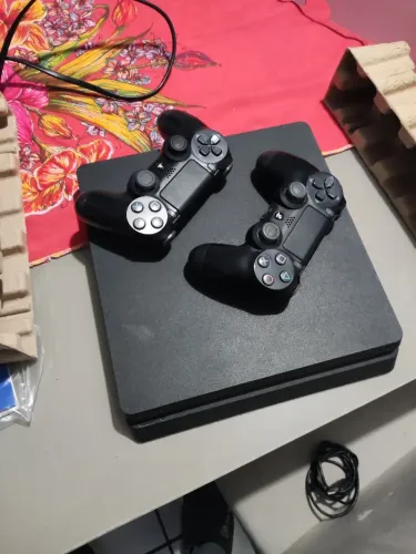 PS4 SLIM 500 GB + 2 Controles + 6 Jogos Mídia Física