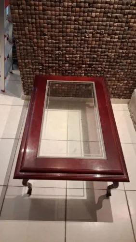 Mesa de centro com vidro