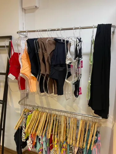 Arara de parede para roupas
