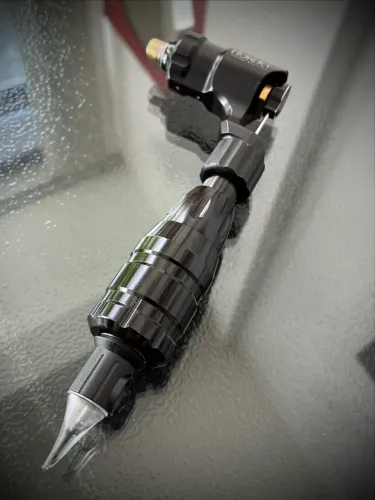 Máquina de tatuagem Hornet com grip pra cartucho