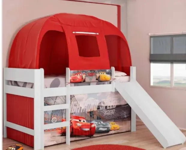 Cama infantil elevada com escorregador e cabaninha