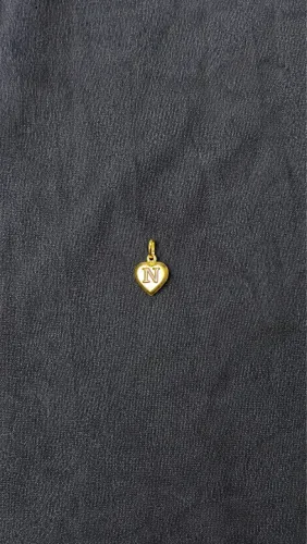 Letra em formato de coração em ouro 18k