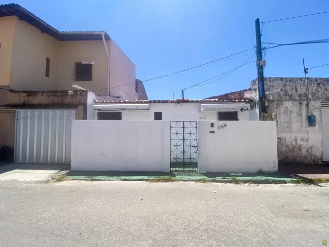 Casa para alugar com 3 quartos, quintal e vaga na Cidade 2000
