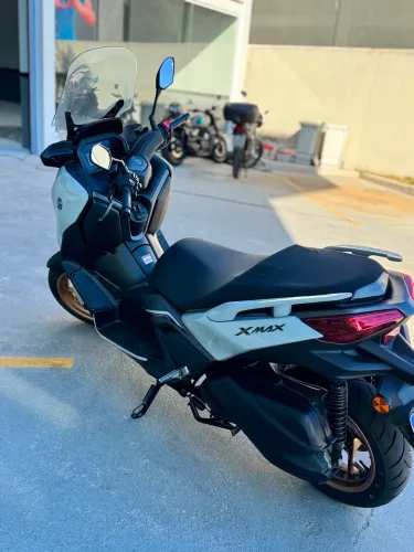 X Max 300