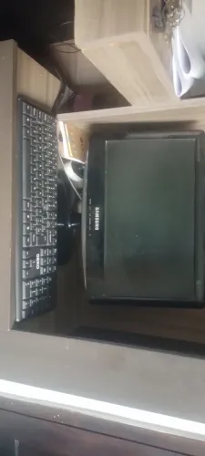 Vendo um computador completo 8 gigas HDs 700 Wi-Fi,funcionando normalmente.