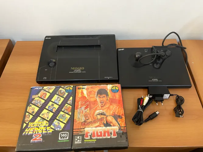 SNK Neo Geo game console + fitas + 2 controles