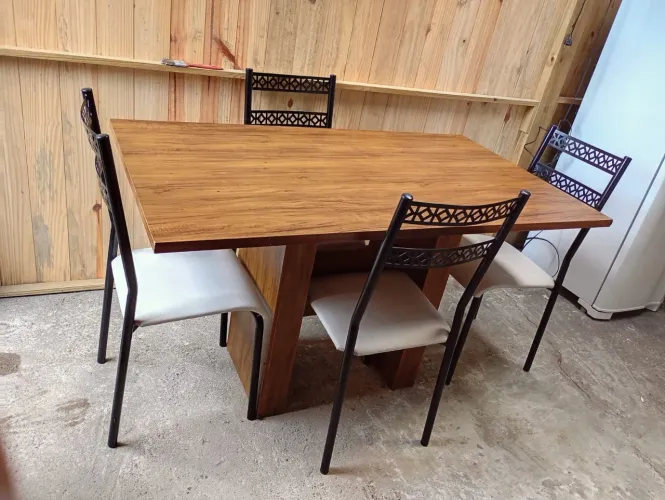 Vendo mesa 4 cadeira muito top sem detalhes