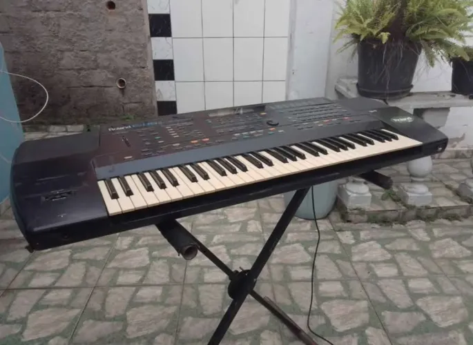 Teclado Roland E-86