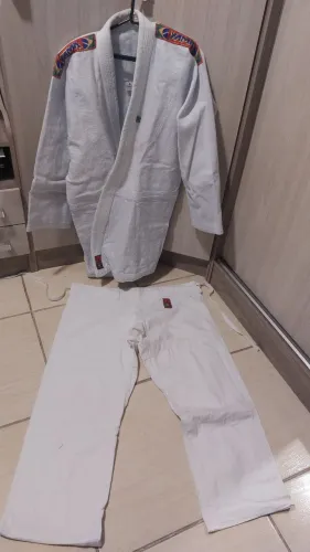 Kimono Jiu-Jitsu/Judô tamanho A3 branco.