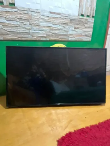 Tv pra peça 50 polegadas tela trincou