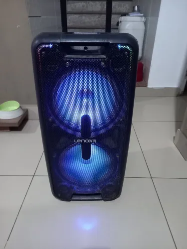 caixa de som Lenoxx CA 360 com luzes LED.