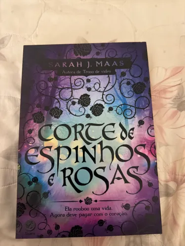 Livro Cortes de Espinhos e Rosas