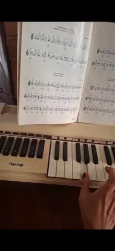 Piano elétrico de brinquedo 