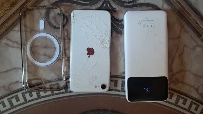 iPhone SE com carregador portátil 