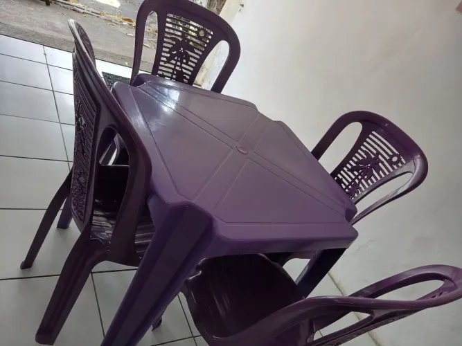 Vendo mesa de plástico com 4 cadeiras