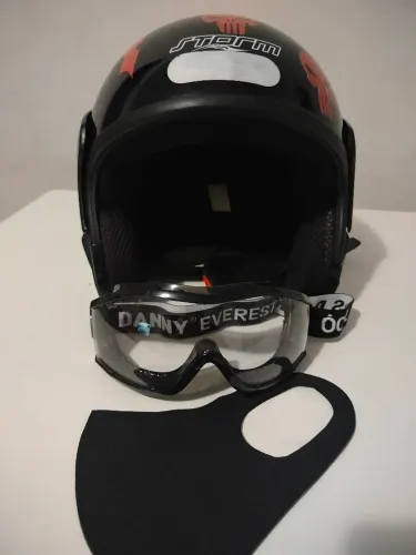Capacete aberto com óculos e máscara
