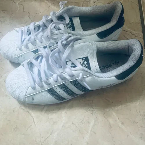 Tênis adidas superstar