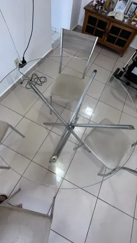 Vendo mesa de vidro com 4 cadeiras 