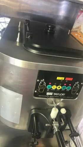 Máquina de sorvete Taylor c706
