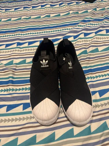 Tênis adidas slip on