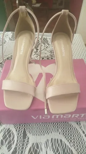 Vendo uma linda Sandália da via marte, está na caixa, novinha, número 37, a combinar.