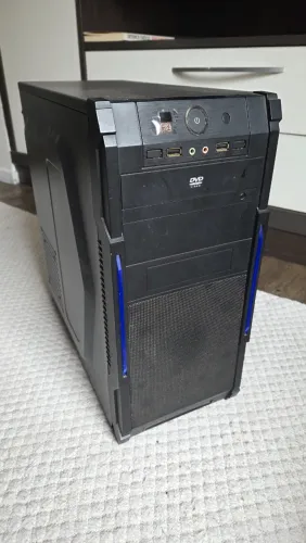 Gabinete para PC preto com detalhes azuis e cooler