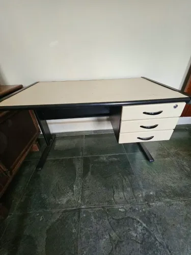 Mesa com 3 gavetas