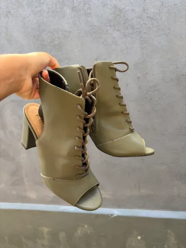 Sandália salto bota verde musgo