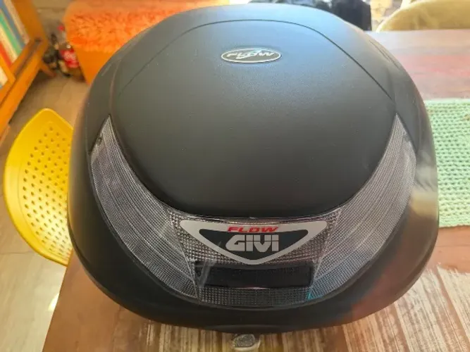 Baú Givi 35L modelo Flow