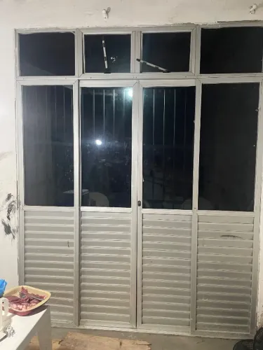 Porta em alumínio com vidro fumê,para sua maior comodidade.