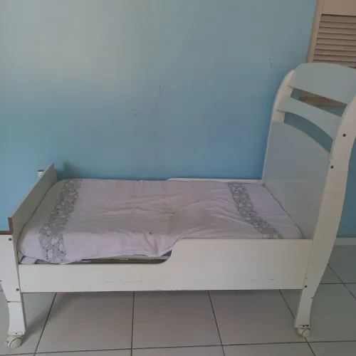 Berço/cama completo,com grades. 
