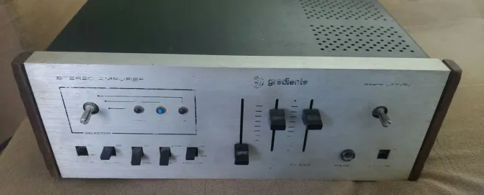 Amplificador gradiente LAB45 funcionando som antigo rádio radiola vitrola toca disco tape 