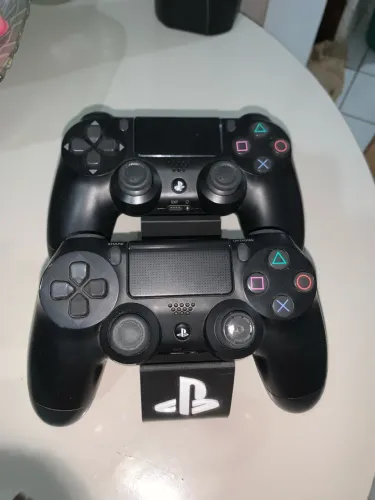 Vende-se dois controle de ps4 + suporte de brinde 