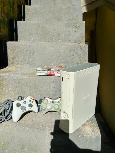 Xbox 360 arcade branco, 2 controles e jogos