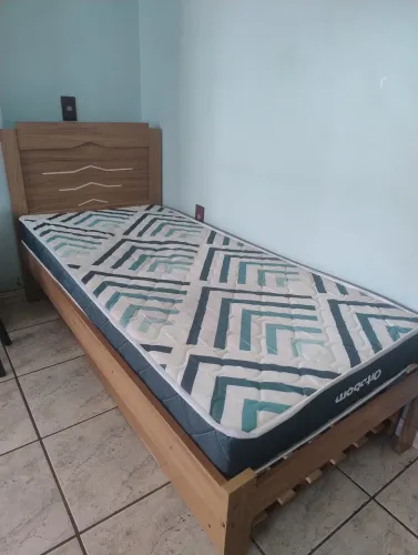 Cama de solteiro com colchão 