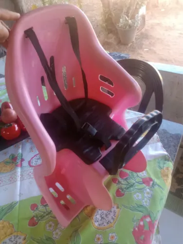 Vendo cadeirinha rosa para bike
