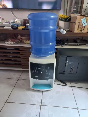 Gela água com garrafão