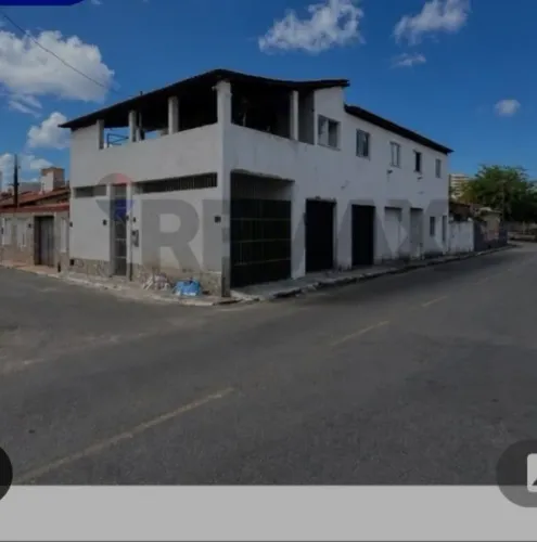 Casa de esquina c/área comercial. 