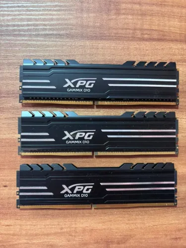 16 GB DE RAM - 2 PENTES de Memória DDR4 XPG Gammix D10, 8GB 3200MHz