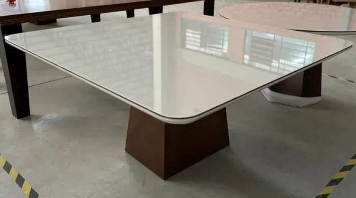02 - Mesa Quadrada 1,50 x 1,50 m | Tampo Duplo Champagne/Off White | Base Trapezoidal
