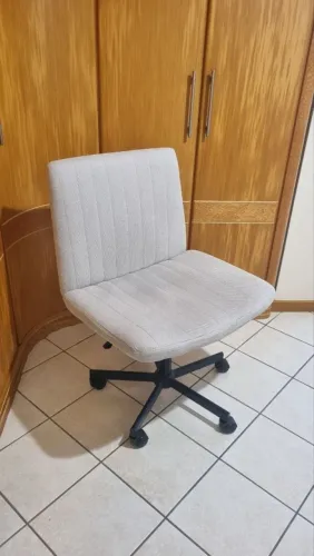 Cadeira de escritório de cruzar as pernas