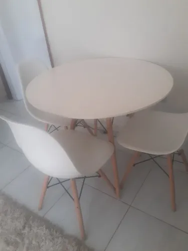 MESA PÉS PALITO COM 3 CADEIRAS EAMES 