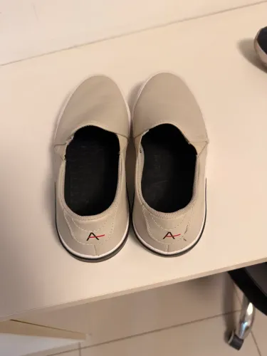 Sapato ARAMIS (slip on off white) usado duas vezes.