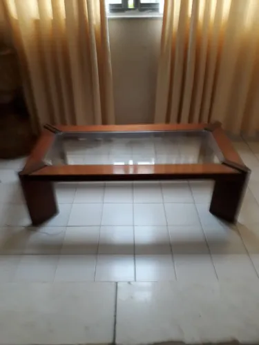 Mesinha de centro cerejeira com tampo de vidro