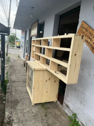 Balcão de madeira com vidro e prateleira expositora