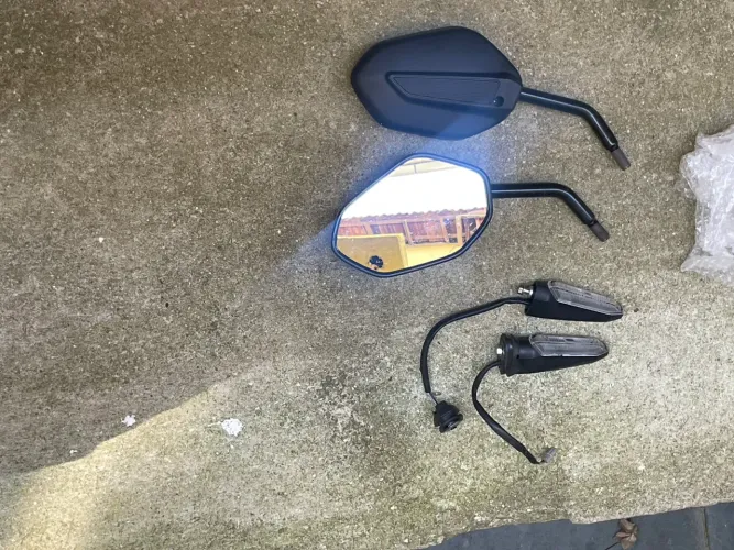 par de setas originais da Honda Sahara 300 2024 + retrovisor original da Honda Sahara