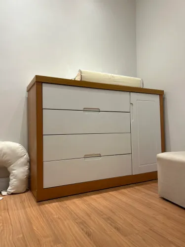 Cômoda Infantil Matic MDF Freijó Off White 4 Gavetas 1 Porta Telescópicas