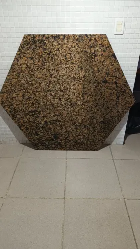 Vendo tampo de mesa em granito medindo 1 20m .Ele é sextavado
