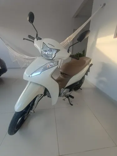Vendo a Biz 125/2022 bem conservada e com Km muito baixa.